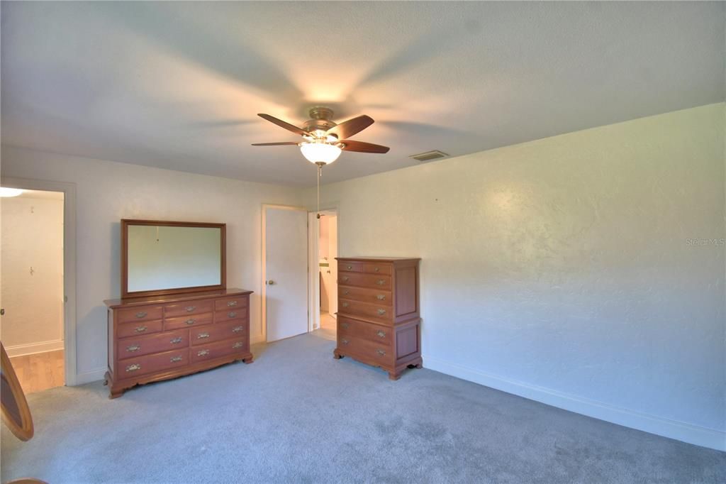 Под контрактом: $275,000 (2 спален, 2 ванн, 2133 Квадратных фут)