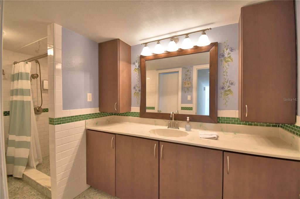 Под контрактом: $275,000 (2 спален, 2 ванн, 2133 Квадратных фут)