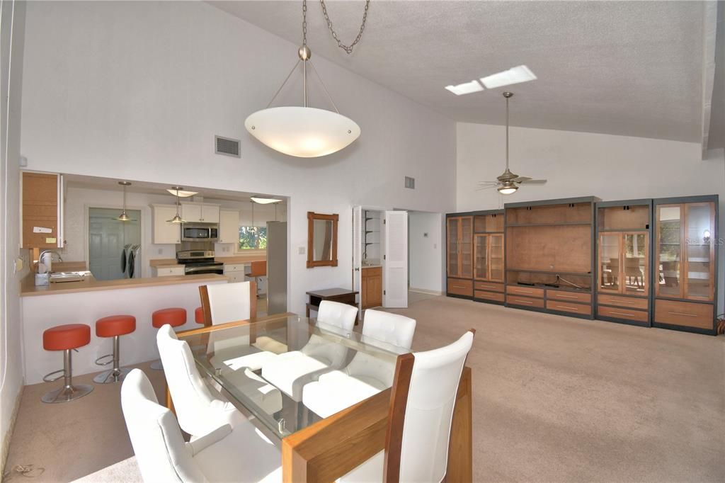 Под контрактом: $275,000 (2 спален, 2 ванн, 2133 Квадратных фут)