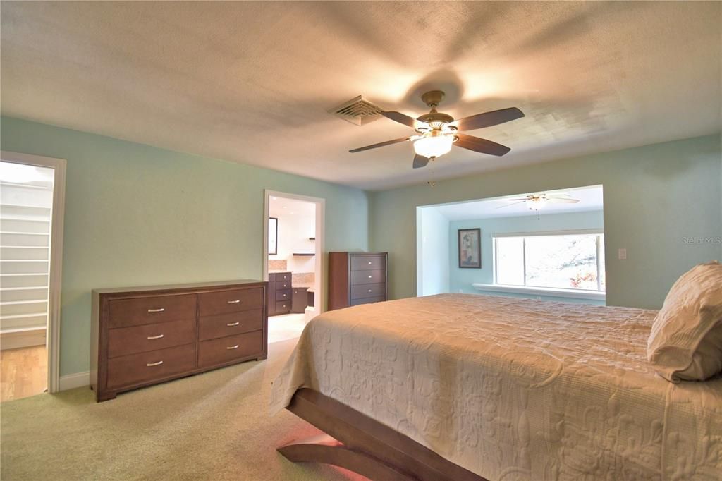 Под контрактом: $275,000 (2 спален, 2 ванн, 2133 Квадратных фут)