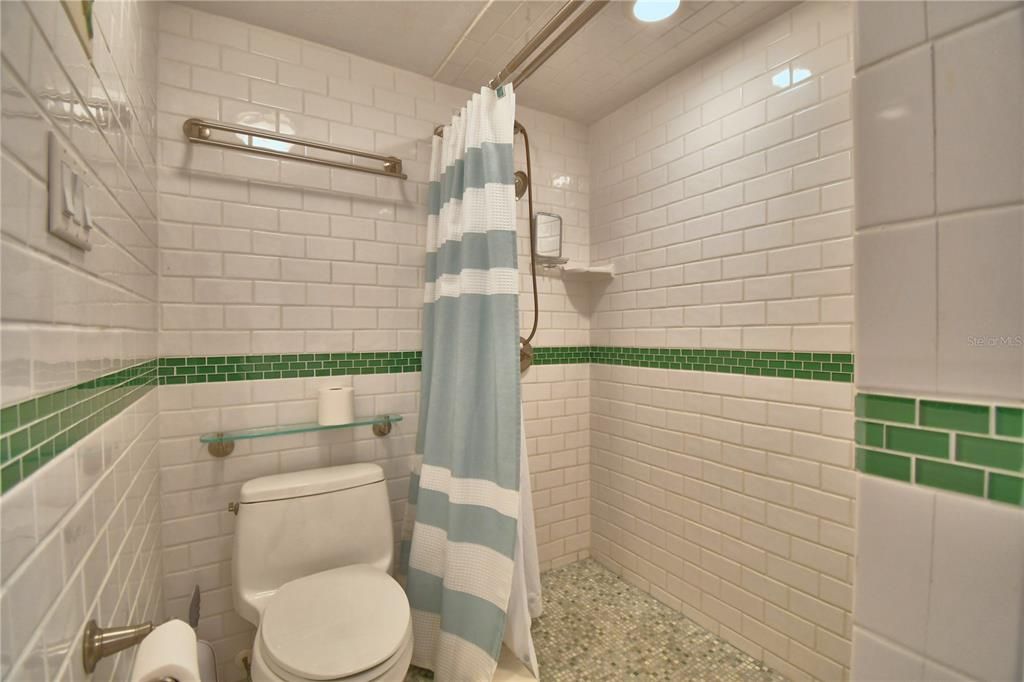 Под контрактом: $275,000 (2 спален, 2 ванн, 2133 Квадратных фут)