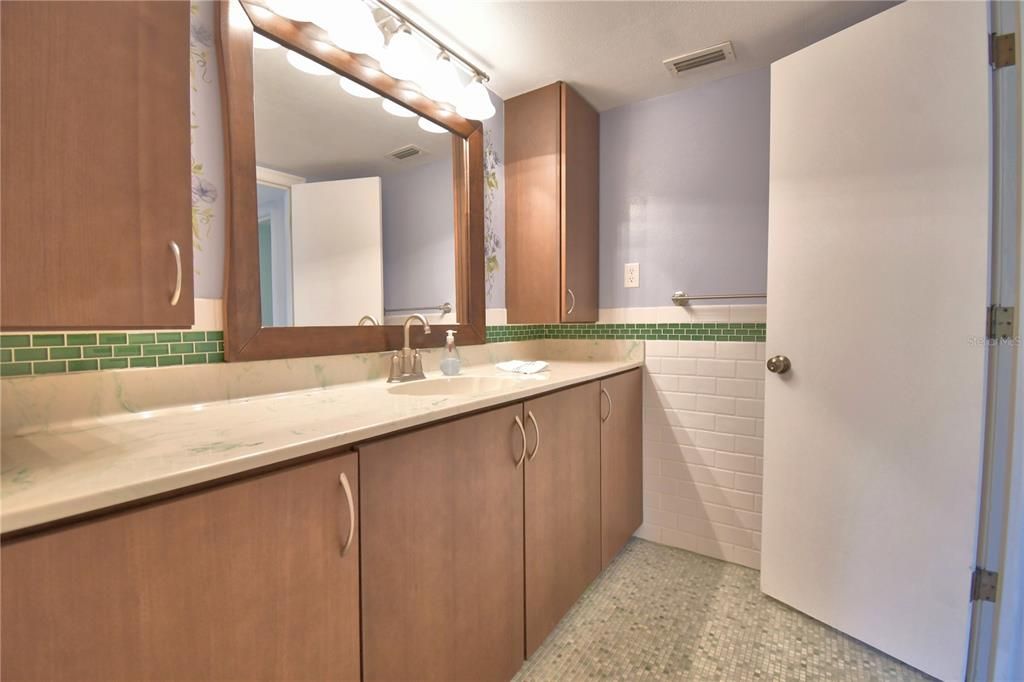 Под контрактом: $275,000 (2 спален, 2 ванн, 2133 Квадратных фут)