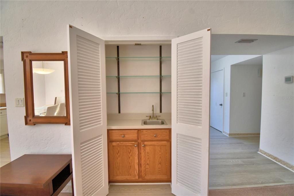 Под контрактом: $275,000 (2 спален, 2 ванн, 2133 Квадратных фут)