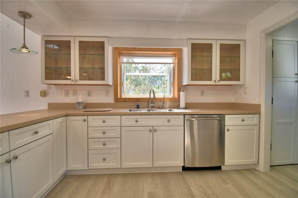 Под контрактом: $275,000 (2 спален, 2 ванн, 2133 Квадратных фут)