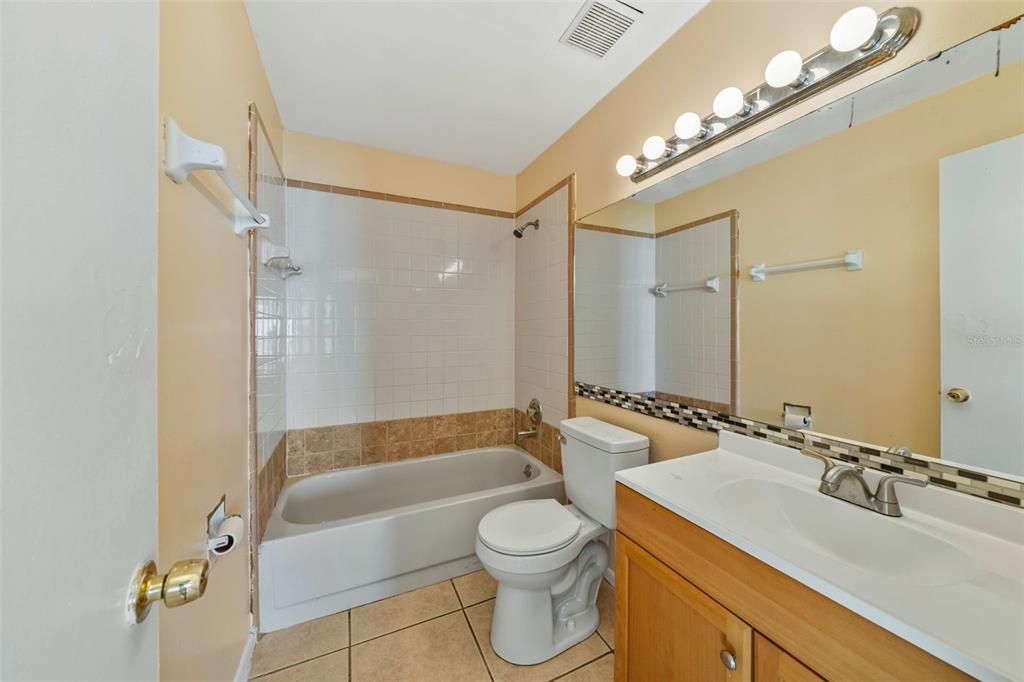 合同活跃: $260,000 (2 贝兹, 2 浴室, 991 平方英尺)