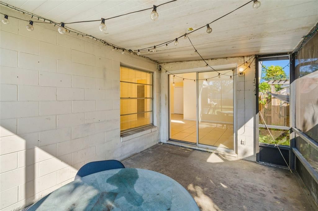 合同活跃: $260,000 (2 贝兹, 2 浴室, 991 平方英尺)