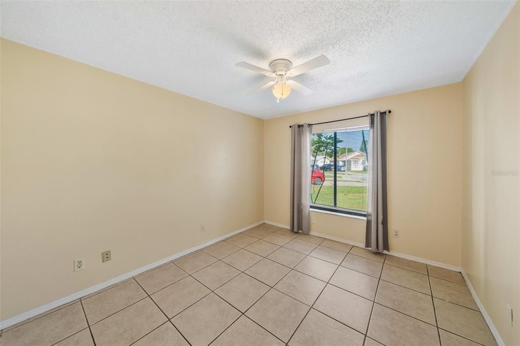 合同活跃: $260,000 (2 贝兹, 2 浴室, 991 平方英尺)