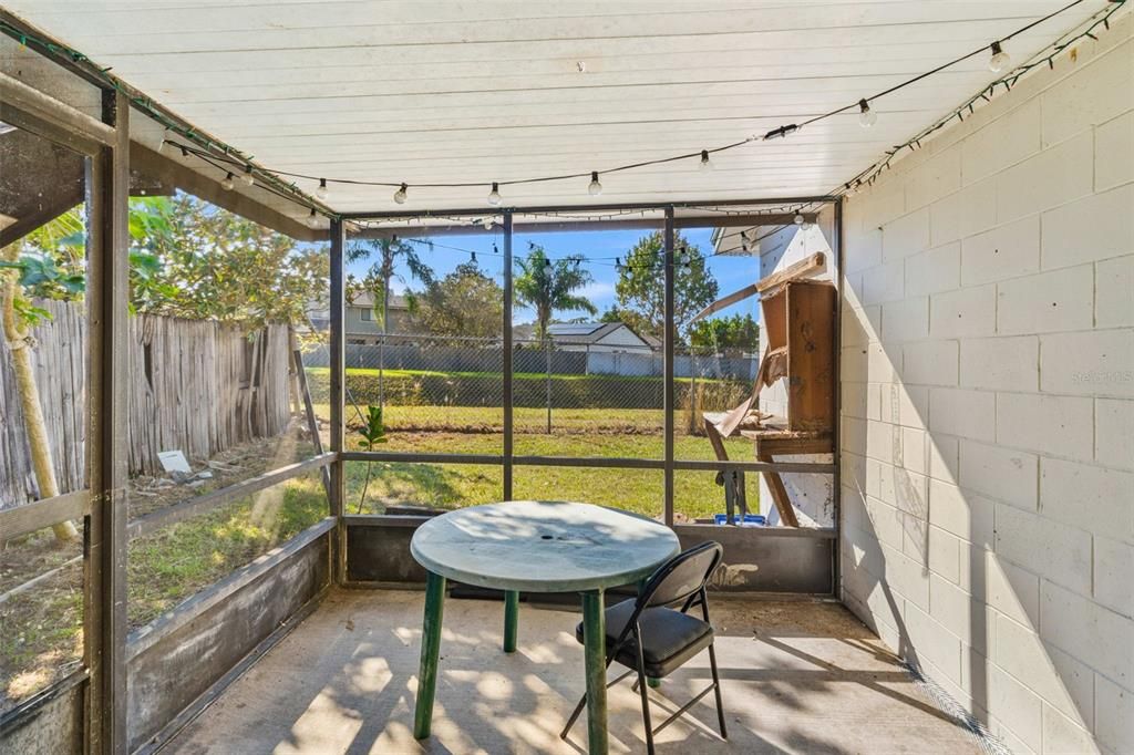 合同活跃: $260,000 (2 贝兹, 2 浴室, 991 平方英尺)