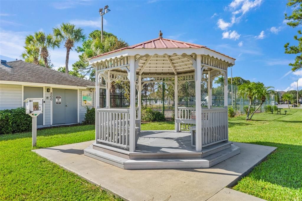 合同活跃: $260,000 (2 贝兹, 2 浴室, 991 平方英尺)