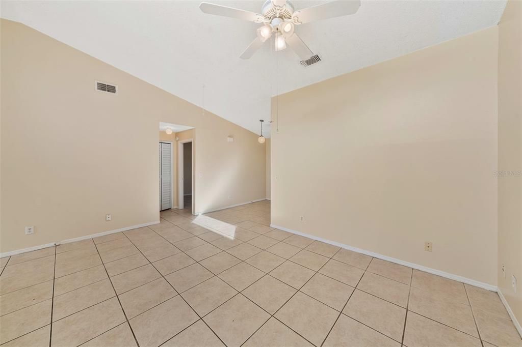 合同活跃: $260,000 (2 贝兹, 2 浴室, 991 平方英尺)