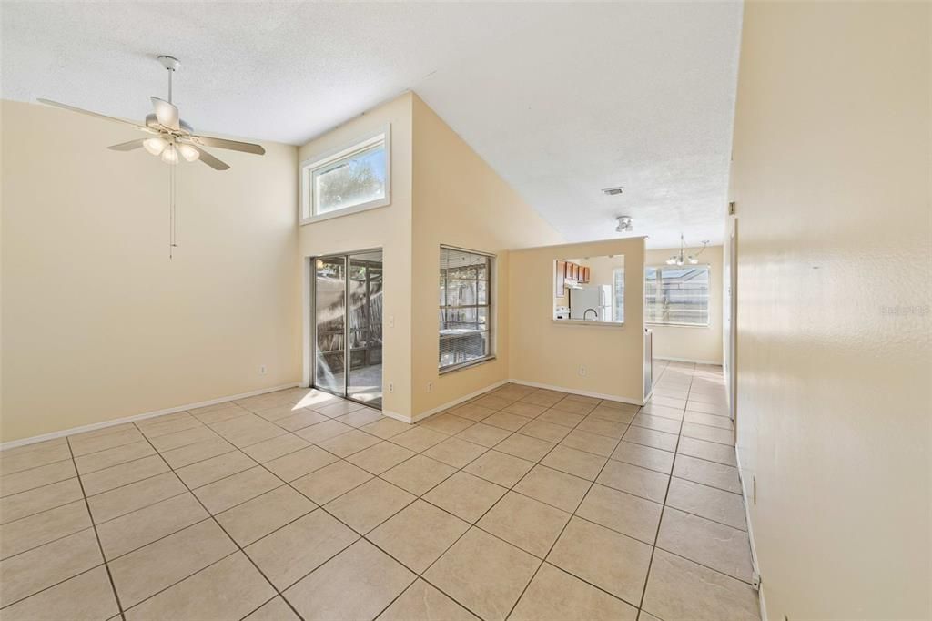 合同活跃: $260,000 (2 贝兹, 2 浴室, 991 平方英尺)