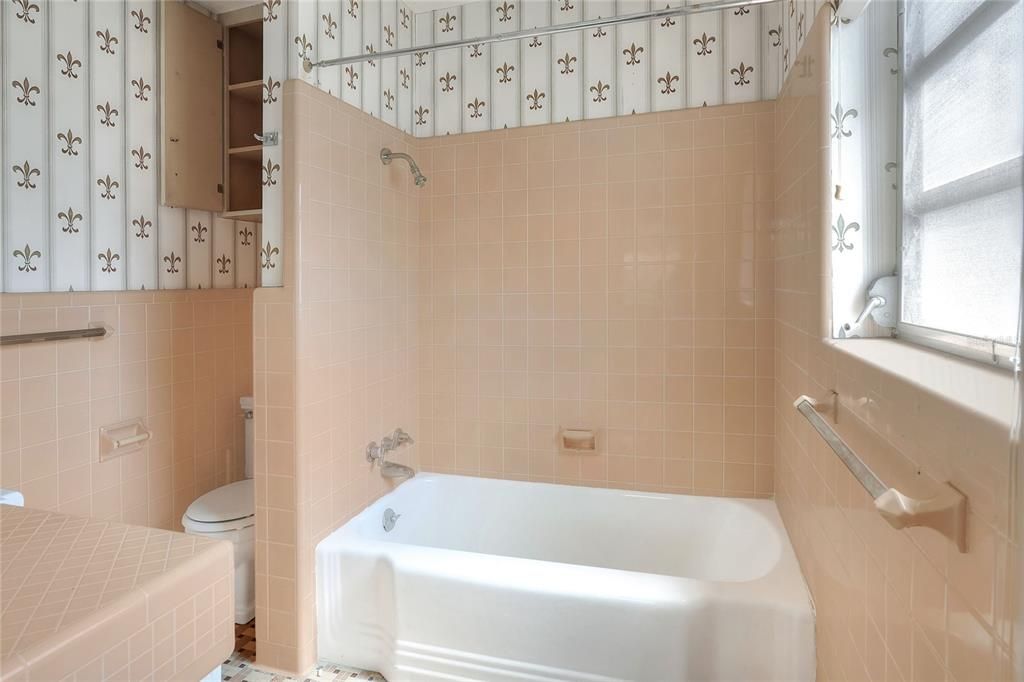 合同活跃: $220,000 (2 贝兹, 2 浴室, 1832 平方英尺)