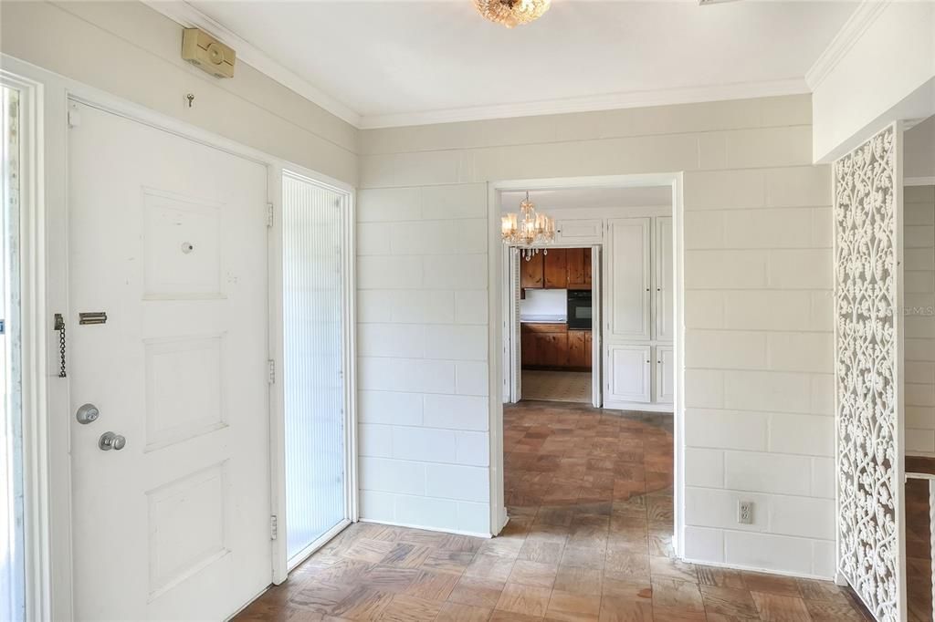 合同活跃: $220,000 (2 贝兹, 2 浴室, 1832 平方英尺)