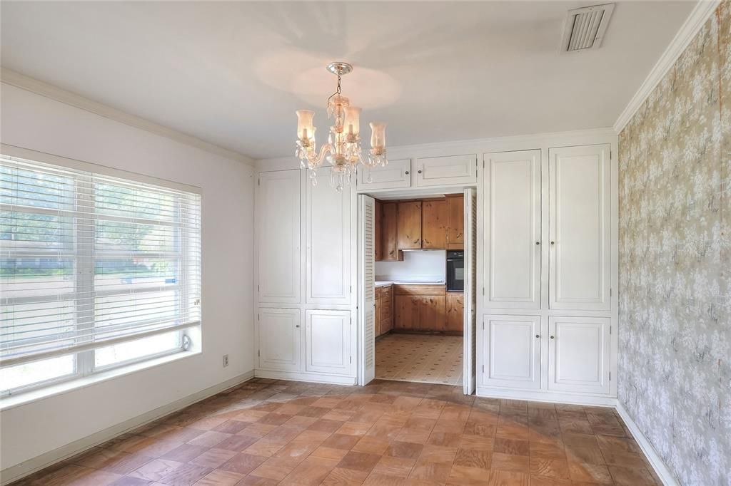 合同活跃: $220,000 (2 贝兹, 2 浴室, 1832 平方英尺)