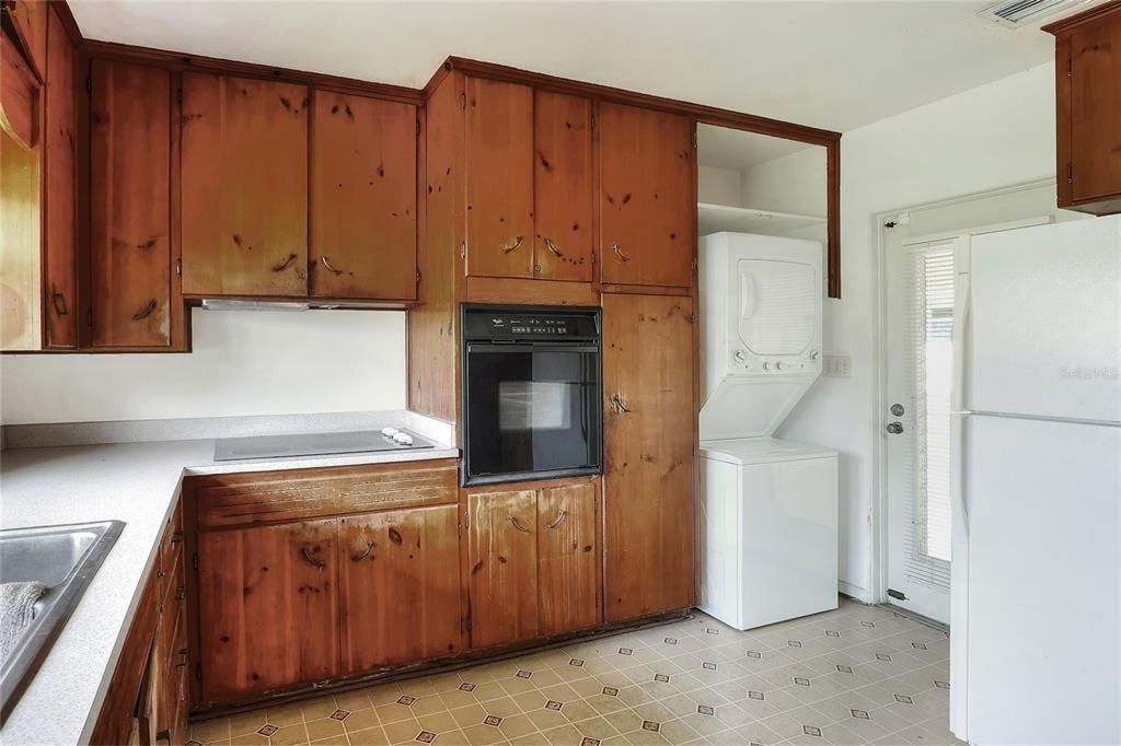 合同活跃: $220,000 (2 贝兹, 2 浴室, 1832 平方英尺)