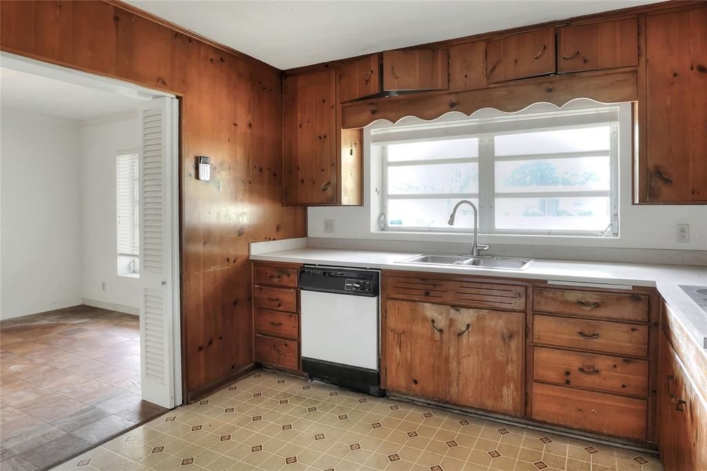 合同活跃: $220,000 (2 贝兹, 2 浴室, 1832 平方英尺)