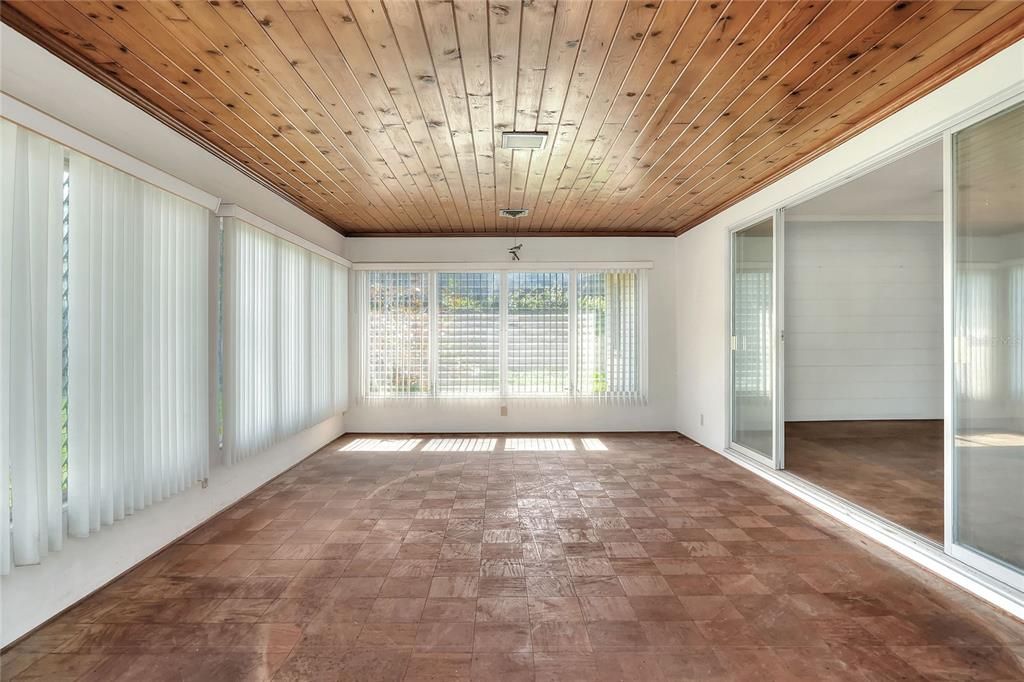 合同活跃: $220,000 (2 贝兹, 2 浴室, 1832 平方英尺)