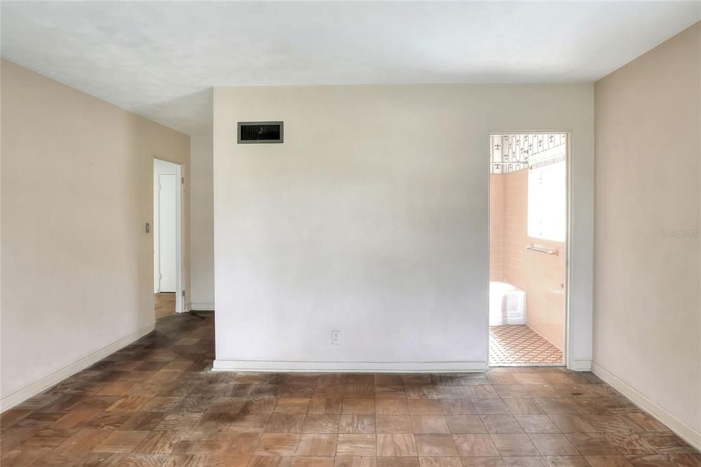 合同活跃: $220,000 (2 贝兹, 2 浴室, 1832 平方英尺)