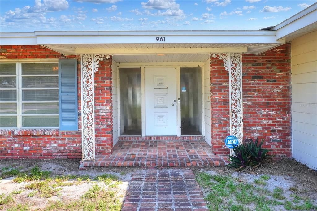 合同活跃: $220,000 (2 贝兹, 2 浴室, 1832 平方英尺)