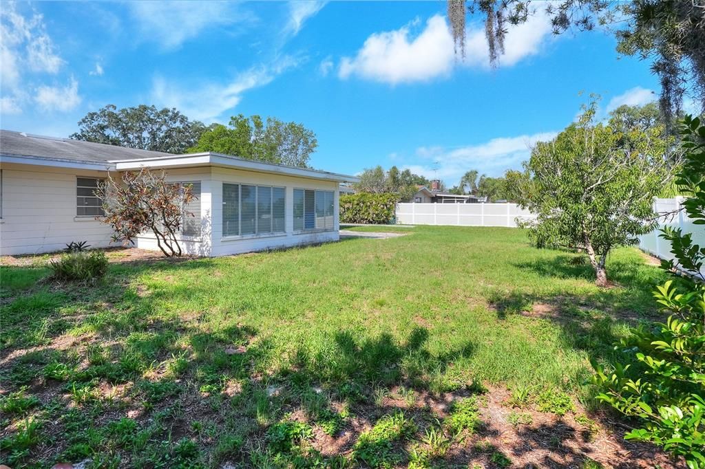 合同活跃: $220,000 (2 贝兹, 2 浴室, 1832 平方英尺)