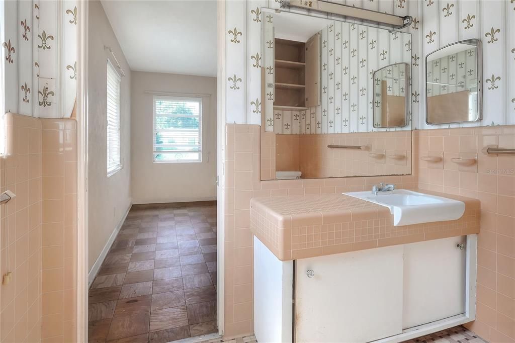 合同活跃: $220,000 (2 贝兹, 2 浴室, 1832 平方英尺)