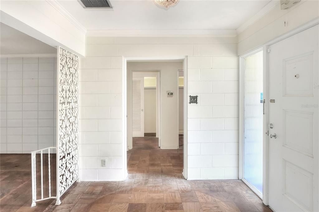 合同活跃: $220,000 (2 贝兹, 2 浴室, 1832 平方英尺)