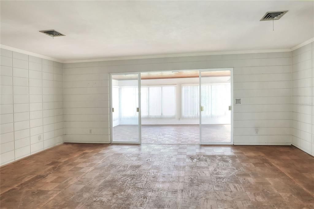 合同活跃: $220,000 (2 贝兹, 2 浴室, 1832 平方英尺)