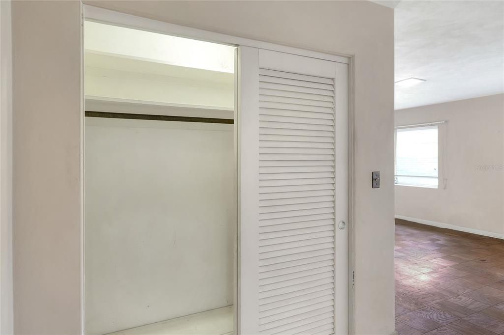 合同活跃: $220,000 (2 贝兹, 2 浴室, 1832 平方英尺)