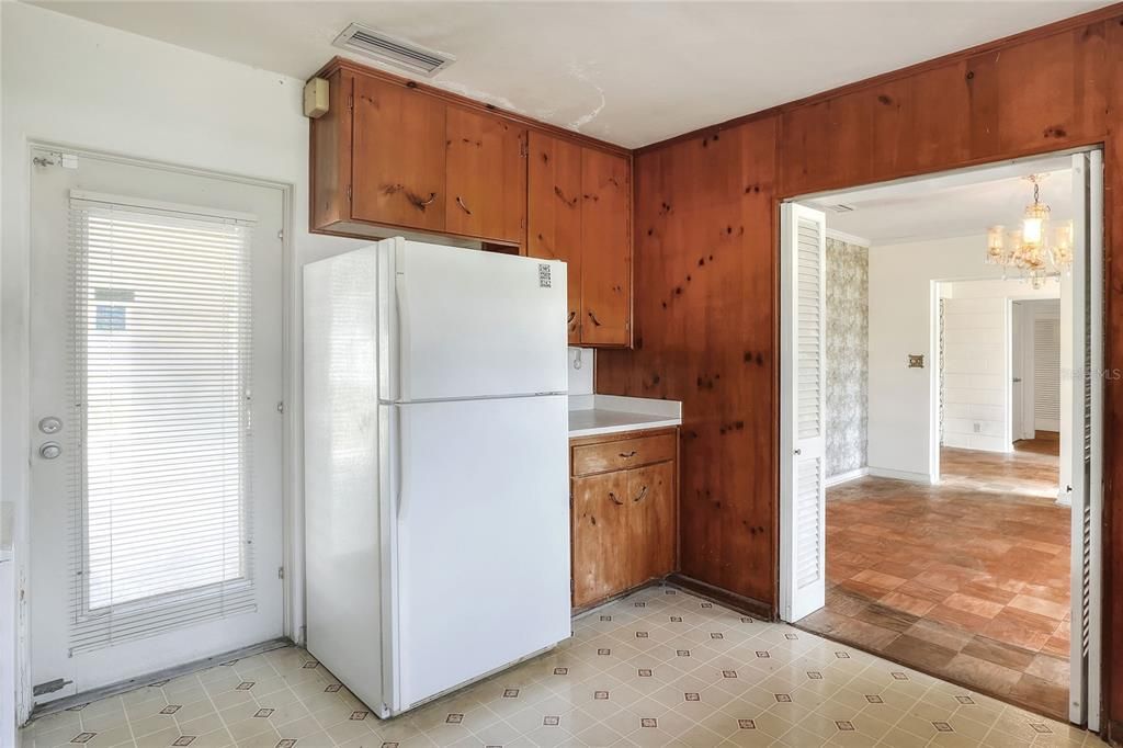 合同活跃: $220,000 (2 贝兹, 2 浴室, 1832 平方英尺)