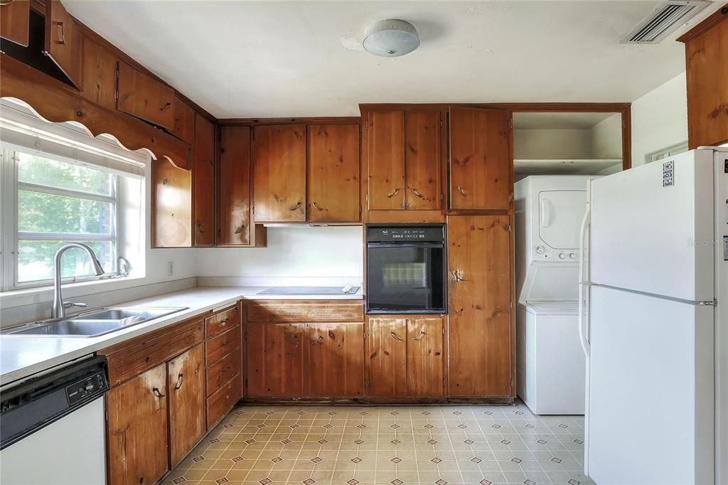 合同活跃: $220,000 (2 贝兹, 2 浴室, 1832 平方英尺)