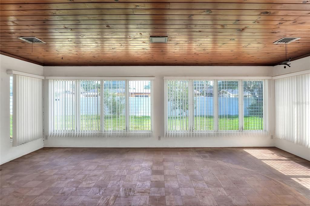 合同活跃: $220,000 (2 贝兹, 2 浴室, 1832 平方英尺)