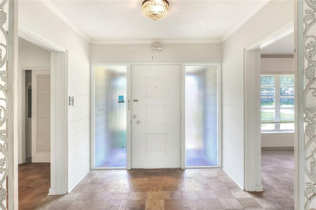 合同活跃: $220,000 (2 贝兹, 2 浴室, 1832 平方英尺)