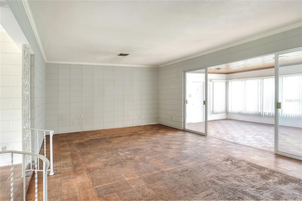 合同活跃: $220,000 (2 贝兹, 2 浴室, 1832 平方英尺)