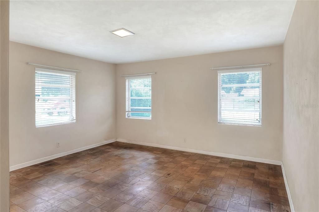 合同活跃: $220,000 (2 贝兹, 2 浴室, 1832 平方英尺)