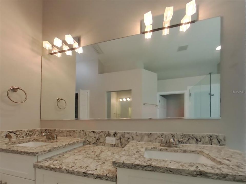 For Rent: $3,379 (4 beds, 3 baths, 2572 Square Feet)