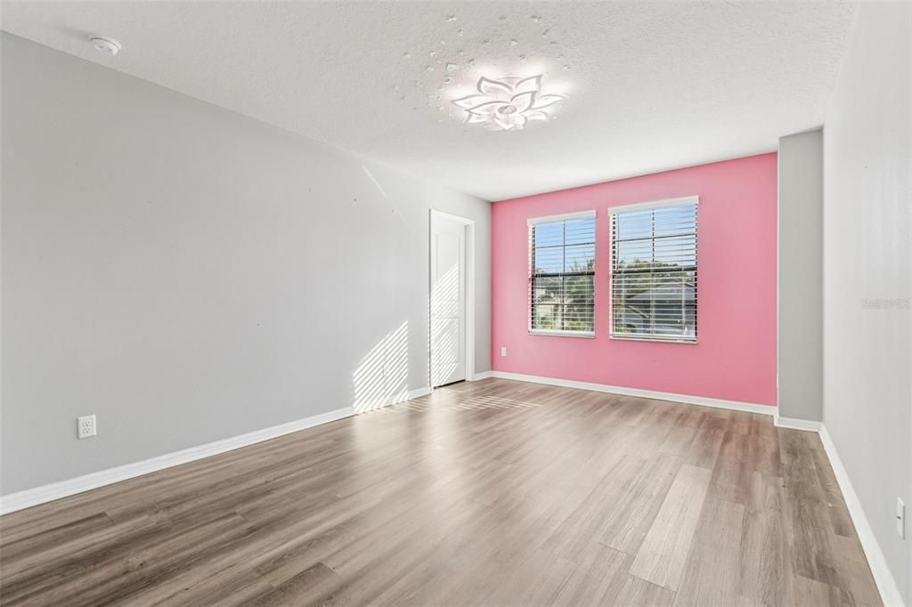 Activo con contrato: $700,000 (5 camas, 4 baños, 5165 Pies cuadrados)