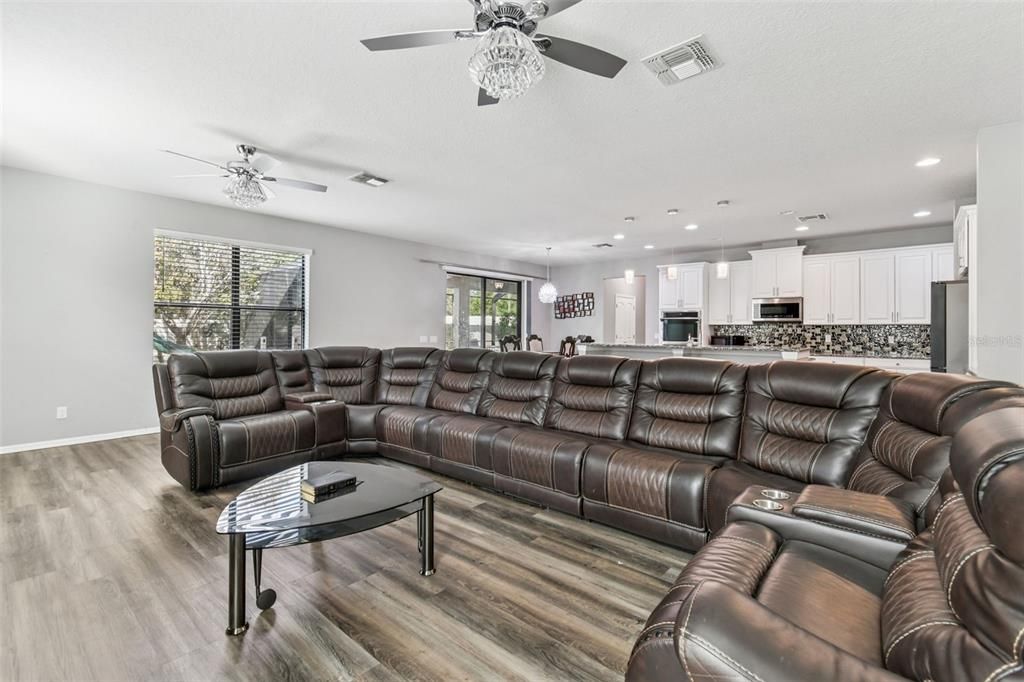 Activo con contrato: $700,000 (5 camas, 4 baños, 5165 Pies cuadrados)