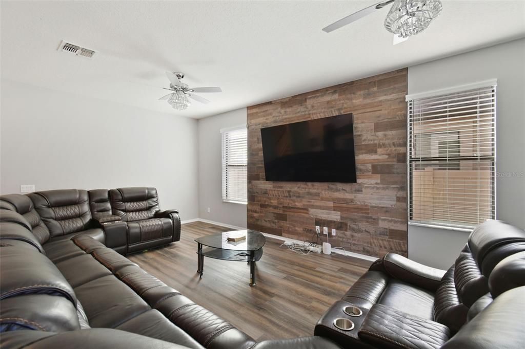 Activo con contrato: $700,000 (5 camas, 4 baños, 5165 Pies cuadrados)