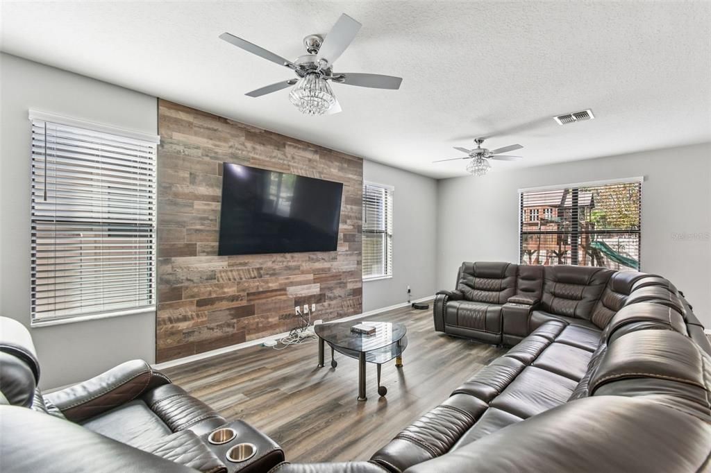 Activo con contrato: $700,000 (5 camas, 4 baños, 5165 Pies cuadrados)