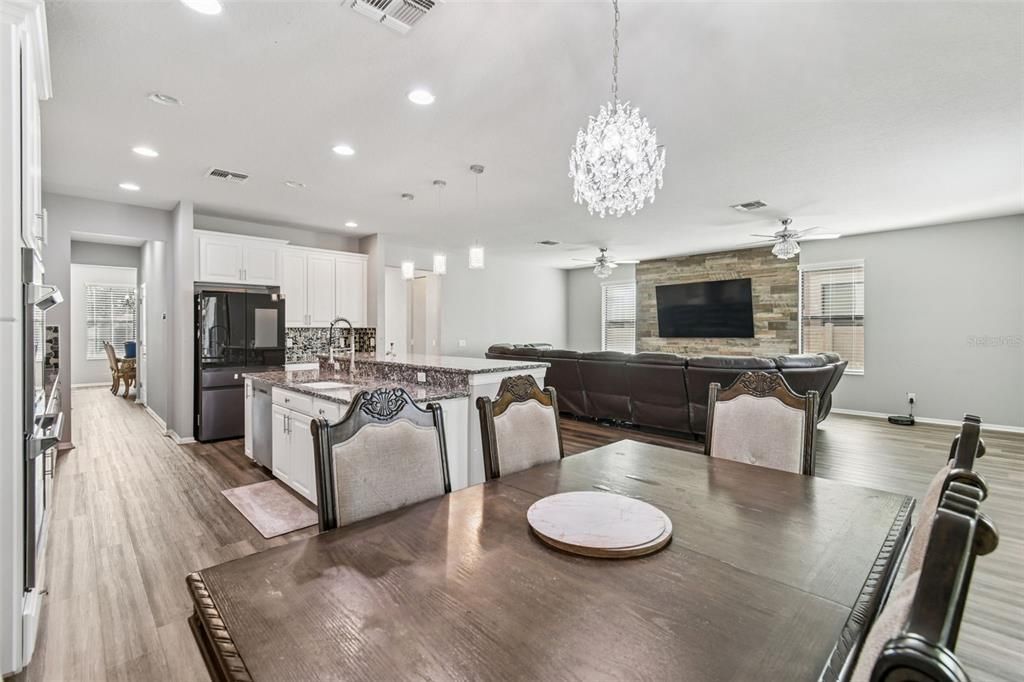 Activo con contrato: $700,000 (5 camas, 4 baños, 5165 Pies cuadrados)