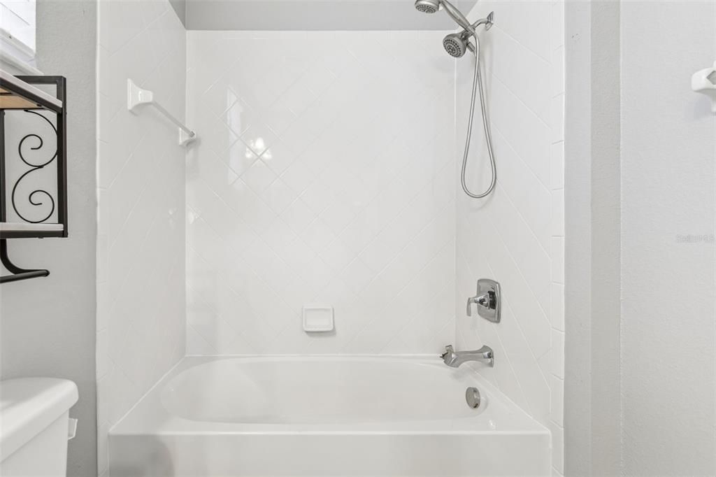 Activo con contrato: $700,000 (5 camas, 4 baños, 5165 Pies cuadrados)