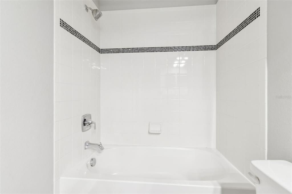 Activo con contrato: $700,000 (5 camas, 4 baños, 5165 Pies cuadrados)