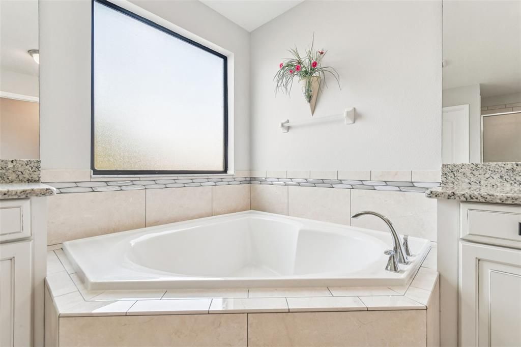 Activo con contrato: $700,000 (5 camas, 4 baños, 5165 Pies cuadrados)