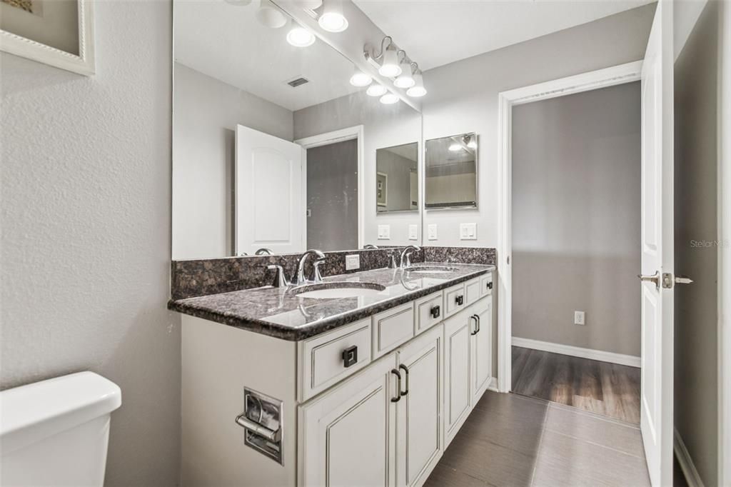 Activo con contrato: $700,000 (5 camas, 4 baños, 5165 Pies cuadrados)