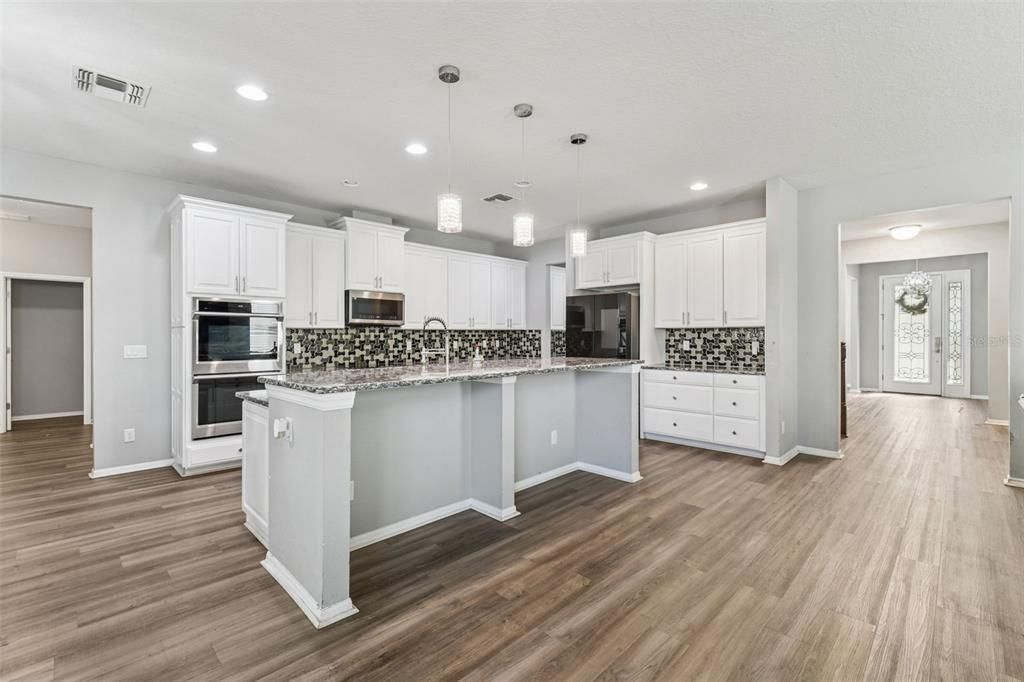 Activo con contrato: $700,000 (5 camas, 4 baños, 5165 Pies cuadrados)
