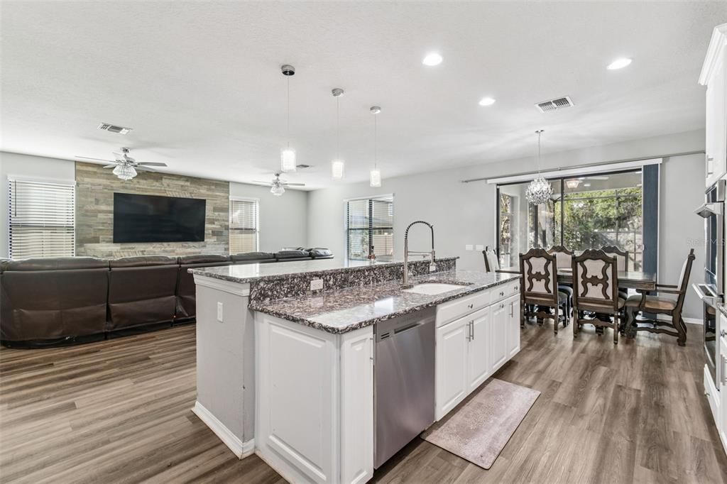 Activo con contrato: $700,000 (5 camas, 4 baños, 5165 Pies cuadrados)