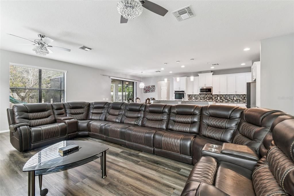 Activo con contrato: $700,000 (5 camas, 4 baños, 5165 Pies cuadrados)