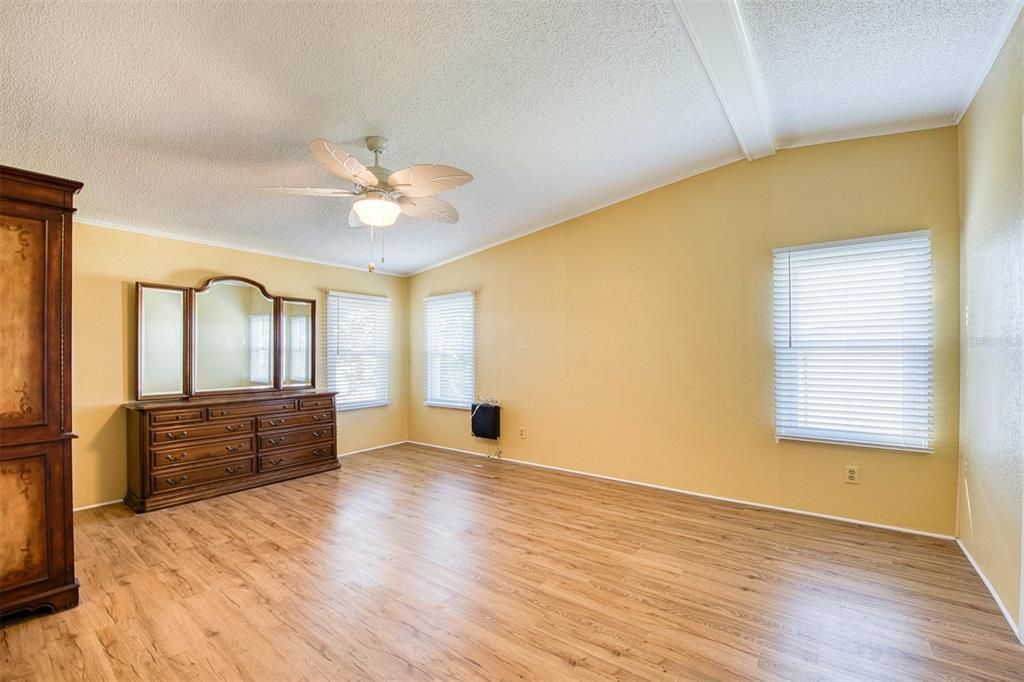 待售: $234,900 (2 贝兹, 2 浴室, 1402 平方英尺)