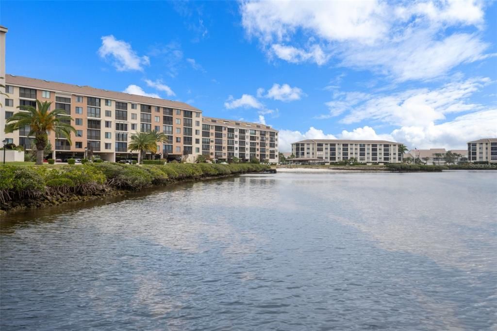 For Sale: $265,000 (2 beds, 2 baths, 1103 Square Feet)