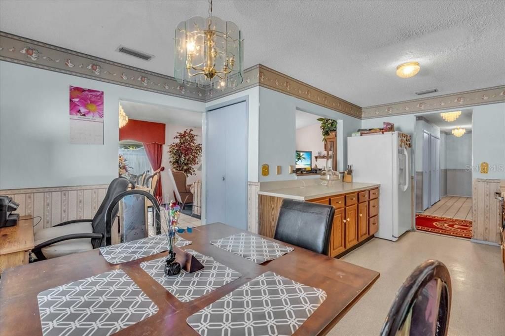 待售: $330,000 (3 贝兹, 2 浴室, 1385 平方英尺)